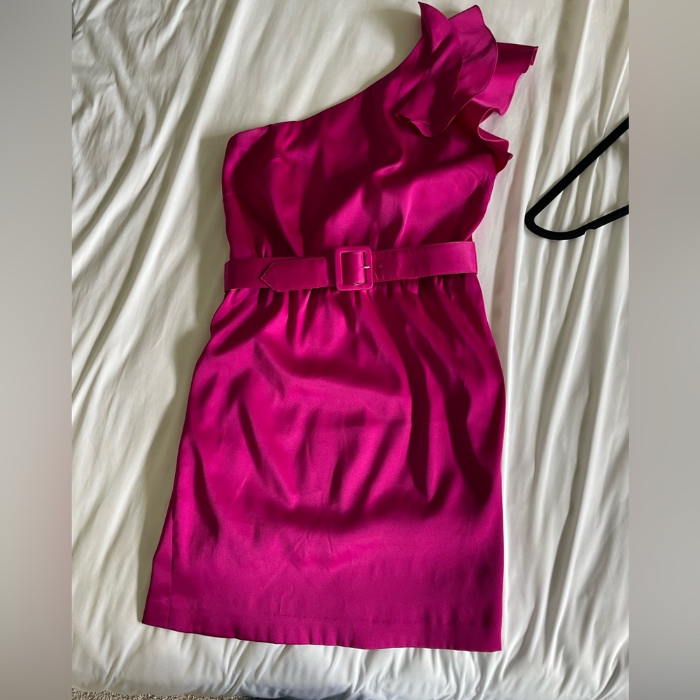 Fushia one shoulder short dress, with belt